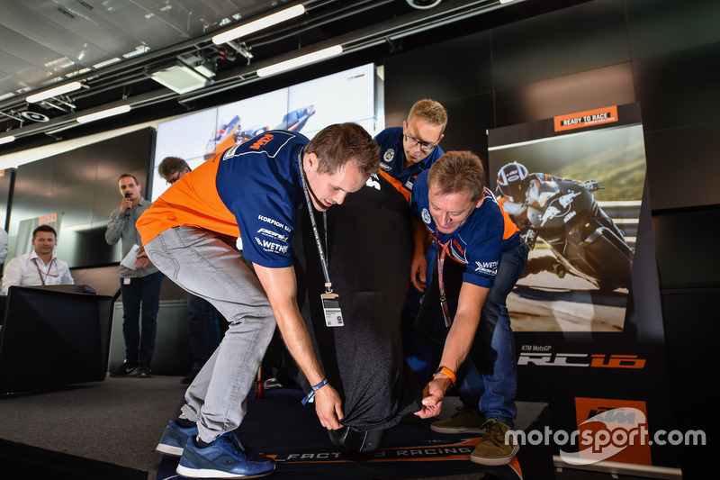 (No corrieron en 2016, fue presentación de cara a 2017) Mika Kallio, Sebastian Risse y Mike Leitner descubren la moto KTM MotoGP