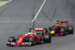 Sebastian Vettel, Scuderia Ferrari and Daniel Ricciardo, Red Bull Racing