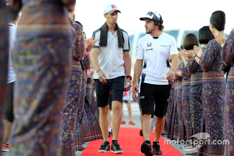 Romain Grosjean, Haas F1 Team and Fernando Alonso, McLaren Honda