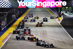 Nico Rosberg, Mercedes AMG F1 W07 Hybrid leads Daniel Ricciardo, Red Bull Racing RB12