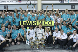Sieger Nico Rosberg feiert mit Lewis Hamilton und dem Mercedes-Team