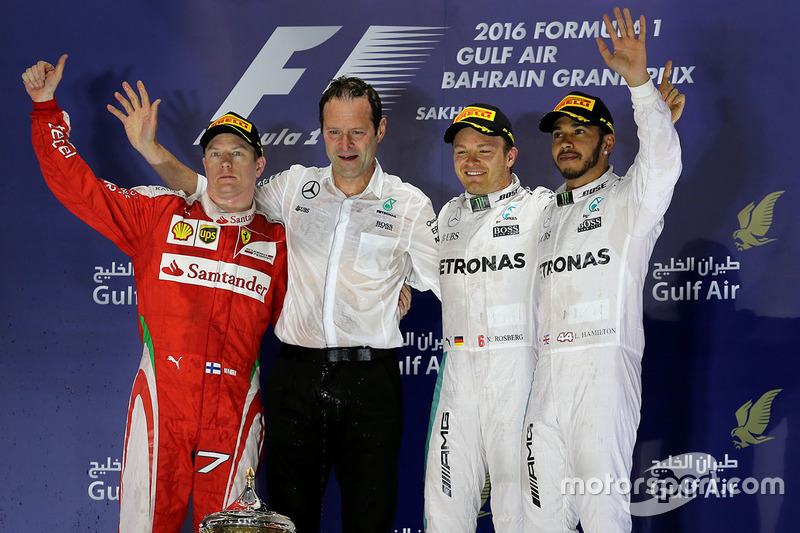 Podio: Ganador de la carrera Nico Rosberg, Mercedes AMG F1 Team, segundo lugar Kimi Raikkonen, Ferr