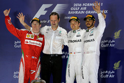 Podio: Ganador de la carrera Nico Rosberg, Mercedes AMG F1 Team, segundo lugar Kimi Raikkonen, Ferr