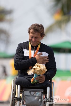 Podio: ganador medalla de oro Alex Zanardi