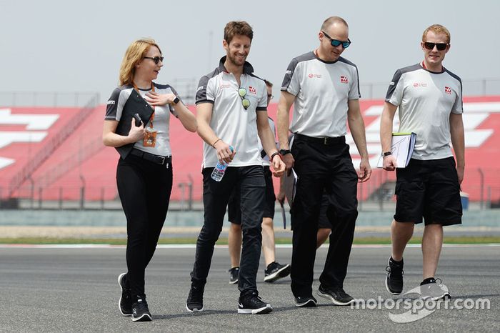 Romain Grosjean, Haas F1 Team camina el circuito con el equipo