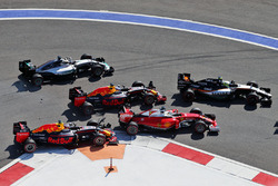 Daniil Kvyat, Red Bull Racing RB12 crash met Sebastian Vettel, Ferrari SF16-H bij de start