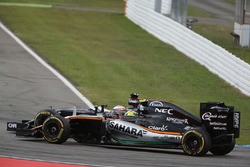 Fernando Alonso, McLaren MP4-31 y Sergio Pérez, Sahara Force India F1 VJM09