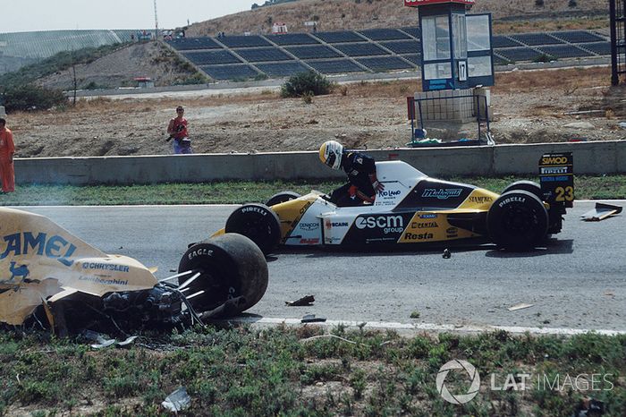 Pierluigi Martini, Minardi, se detiene en el camino para ayudar a Martin Donnelly, Team Lotus, después de un terrible accidente
