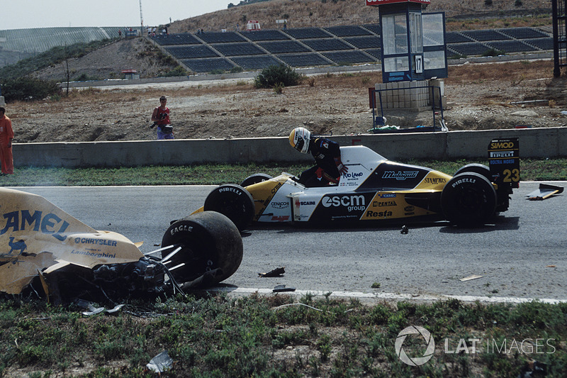 Pierluigi Martini, Minardi, si ferma in pista per assistere Martin Donnelly, Team Lotus, dopo un tremendo incidente