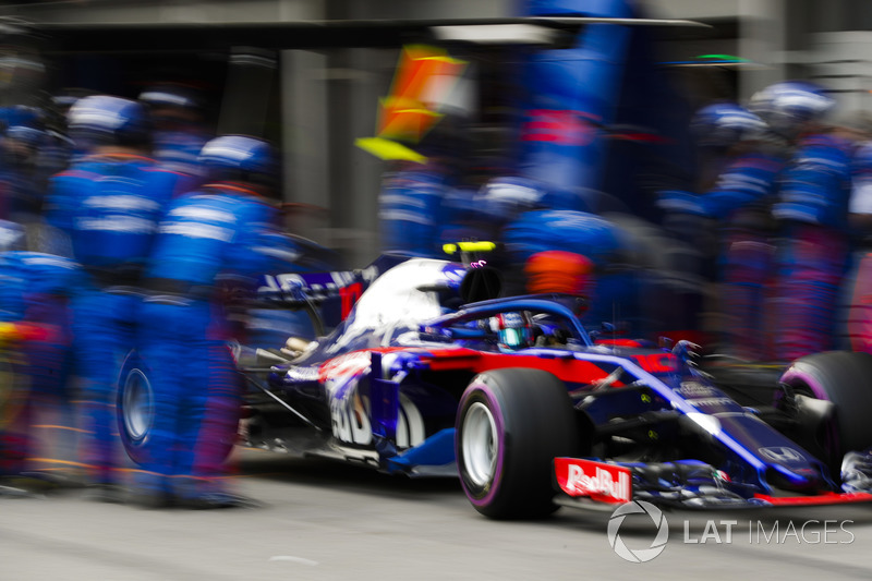 Pierre Gasly, Toro Rosso STR13 Honda, meninggalkan pit boks