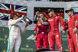 Podio: segundo lugar Lewis Hamilton, Mercedes-AMG F1, ganador de la carrera Sebastian Vettel, Ferrar