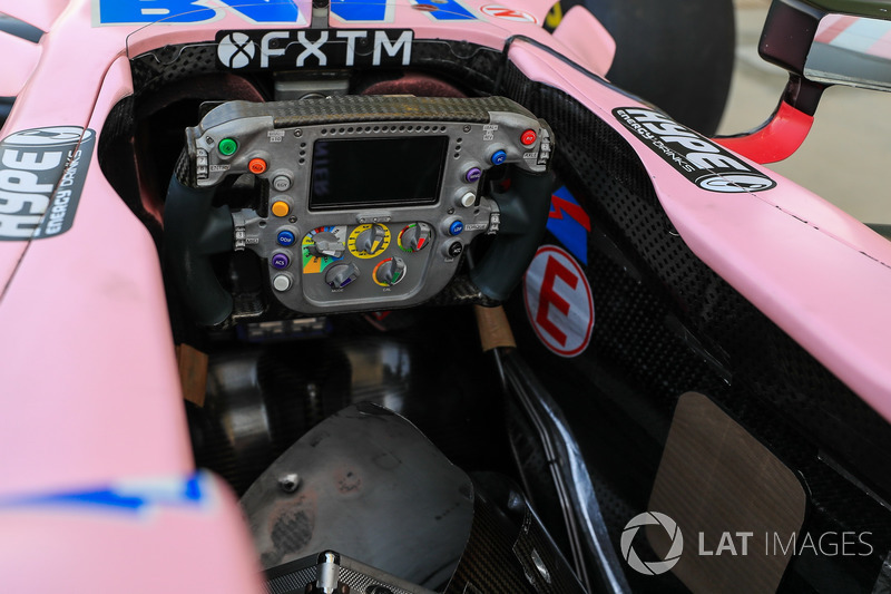 Le cockpit et le volant de la Sahara Force India VJM10