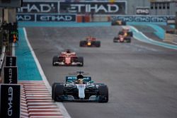 Lewis Hamilton, Mercedes AMG F1 W08, Sebastian Vettel, Ferrari SF70H