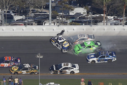 Chase Elliott, Hendrick Motorsports Chevrolet Camaro, Danica Patrick, Premium Motorsports Chevrolet Camaro, Kasey Kahne, Leavine Family Racing Chevrolet Camaro wreck