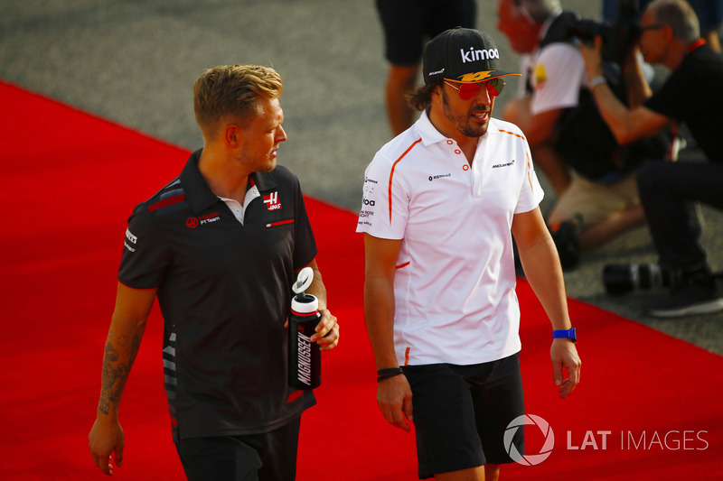 Fernando Alonso, McLaren, ve Kevin Magnussen, Haas F1 Team, pilotlar geçit töreninde