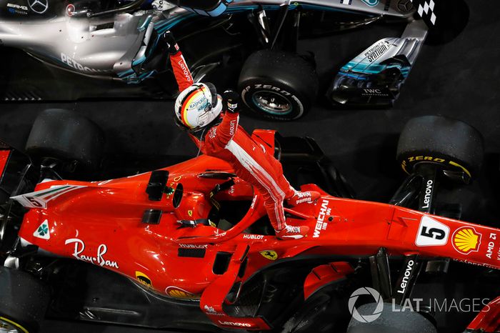 Sebastian Vettel, Ferrari, primer puesto, celebra la victoria al llegar al Parc Ferme