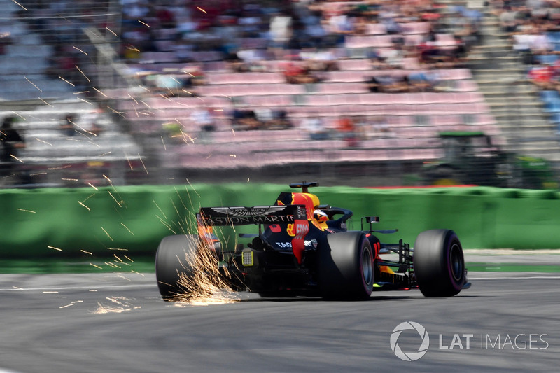 Daniel Ricciardo, Red Bull Racing RB14 sparks