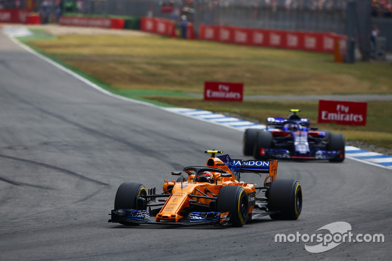 Stoffel Vandoorne, McLaren MCL33, Pierre Gasly, Toro Rosso STR13