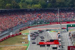 Arrancada Sebastian Vettel, Ferrari SF71H, Valtteri Bottas, Mercedes AMG F1 W09, Kimi Raikkonen, Ferrari SF71H, Max Verstappen, Red Bull Racing RB14