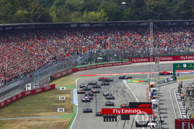 Start action, Sebastian Vettel, Ferrari SF71H, Valtteri Bottas, Mercedes AMG F1 W09, Kimi Raikkonen, Ferrari SF71H, Max Verstappen, Red Bull Racing RB14