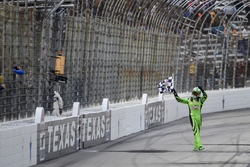 Race winner Kyle Busch, Joe Gibbs Racing, Toyota Camry Interstate Batteries