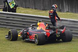 Daniel Ricciardo, Red Bull Racing RB14 stops on track