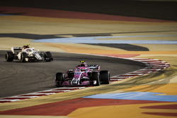 Esteban Ocon, Force India VJM11 Mercedes, Charles Leclerc, Sauber C37 Ferrari