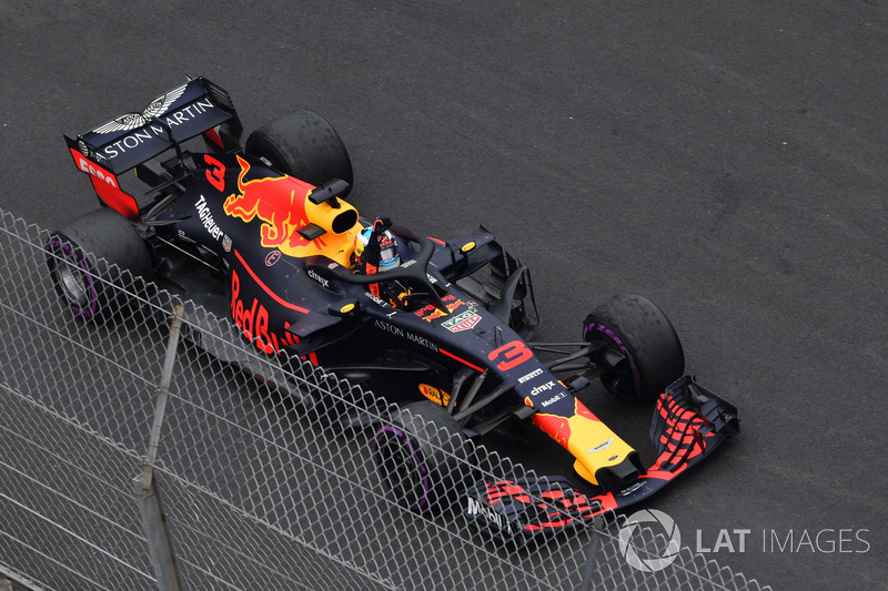 Ricciardo yılln ikinci zaferini kutluyor