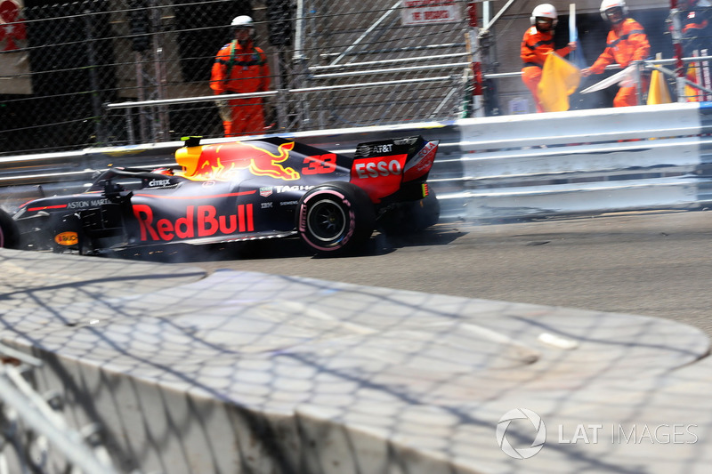 Max Verstappen, Red Bull Racing RB14 percute le rail