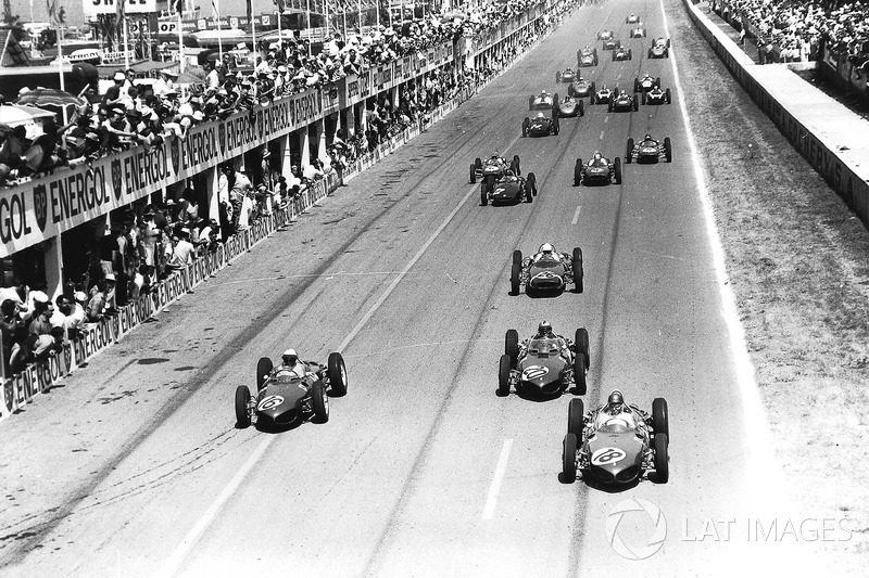 Richie Ginther precede Phil Hill, Wolfgang von Trips, tutti su Ferrari Dino 156, Stirling Moss, Lotus 18-Climax, Graham Hill, BRM P48/57-Climax, John Surtees, Cooper T53-Climax, Innes Ireland, Jim Clark, entrambi su Lotus 21-Climax, e Tony Brooks, BRM P48/57-Climax, alla partenza