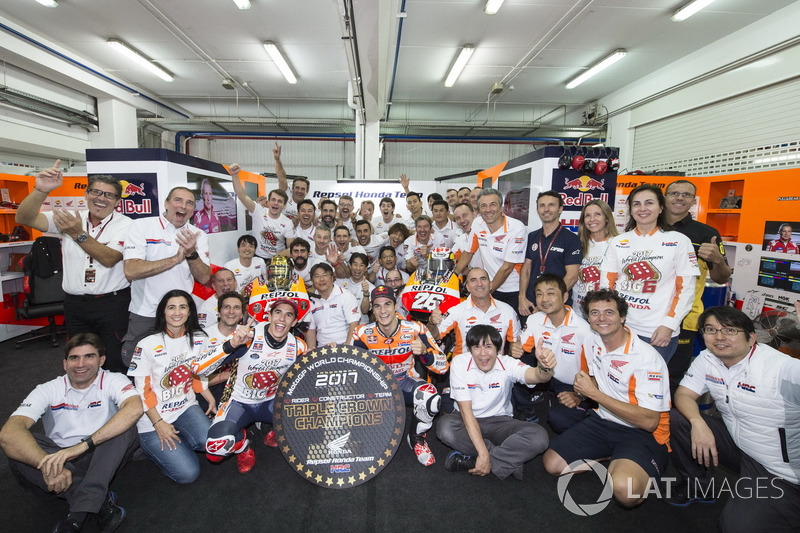 Márquez y Pedrosa celebrando tras la victoria de Dani en Valencia en 2017, con Marc llevándose el campeonato