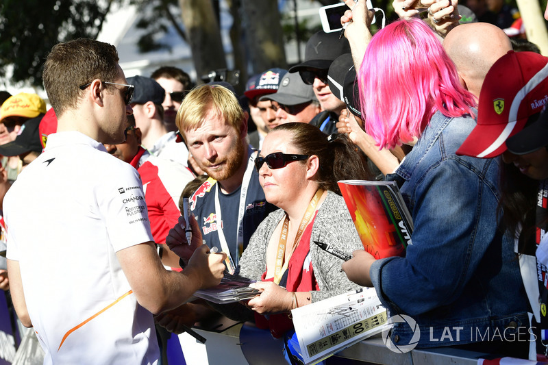 Stoffel Vandoorne, McLaren signs autographs for the fans
