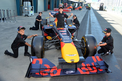 Grid kids en de Red Bull Racing F1 wagen