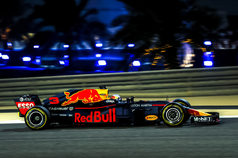 Red Bull RB14 tanpa Halo (rekayasa)