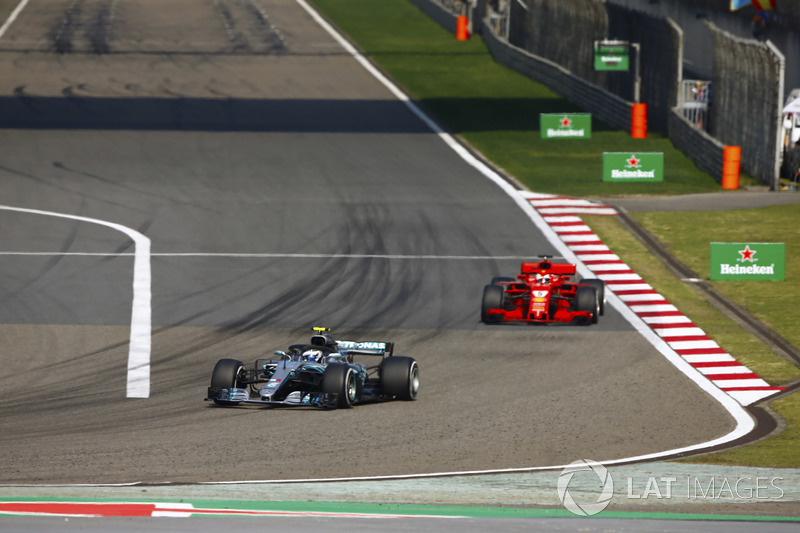 Valtteri Bottas, Mercedes AMG F1 W09, precede Sebastian Vettel, Ferrari SF71H