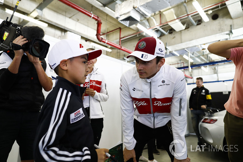 Charles Leclerc, Sauber, meets a young fan