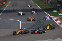 Fernando Alonso, McLaren MCL33 Renault, Romain Grosjean, Haas F1 Team VF-18 Ferrari, Carlos Sainz Jr