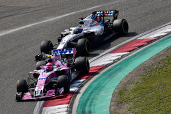 Esteban Ocon, Force India VJM11 et Lance Stroll, Williams FW41