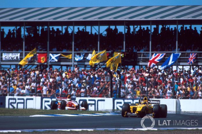 El tercer lugar fue ocupado por Ralf Schumacher, quien luchó contra los ataques de Frentzen.