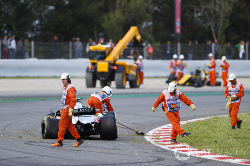 Marshals clear the track after an opening lap accident involving Pierre Gasly, Toro Rosso STR13, Romain Grosjean, Haas F1 Team VF-18 and Nico Hulkenberg, Renault Sport F1 Team R.S. 18