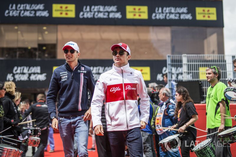 Esteban Ocon, Force India F1 et Charles Leclerc, Sauber durant la parade des pilotes