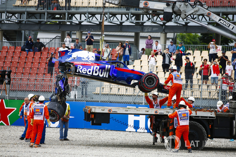 Эвакуация с трассы разбитого автомобиля STR13 Брендона Хартли, Scuderia Toro Rosso