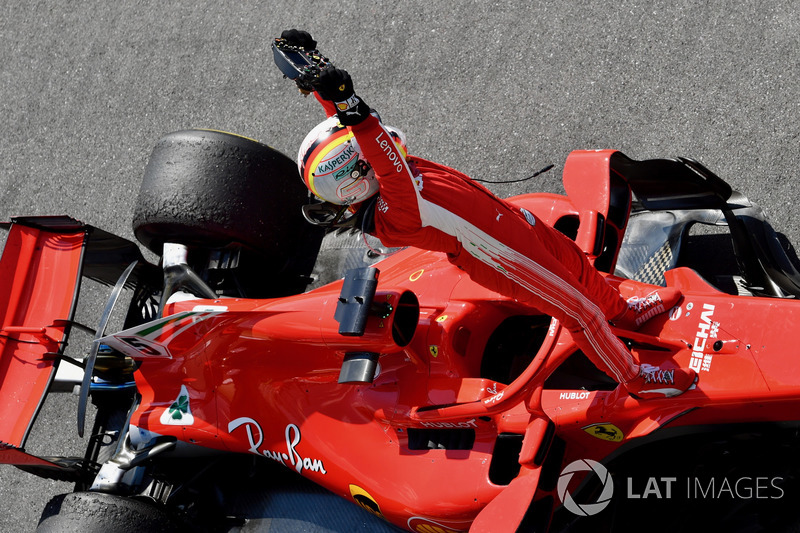 Il vincitore della gara Sebastian Vettel, Ferrari, festeggia nel parco chiuso