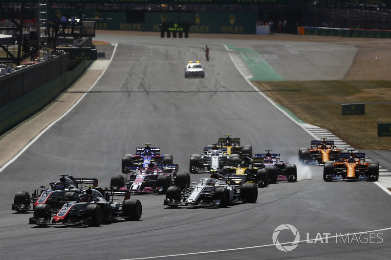 Kevin Magnussen, Haas F1 Team VF-18, devant Romain Grosjean, Haas F1 Team VF-18, et Charles Leclerc, Sauber C37, et derrière, Sergio Perez, Force India VJM11, bloque ses roues derrière Nico Hulkenberg, Renault Sport F1 Team R.S. 18