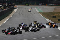 Kevin Magnussen, Haas F1 Team VF-18, Romain Grosjean, Haas F1 Team VF-18 and Charles Leclerc, Sauber C37,a la salida, detrás de Sergio Pérez, Force India VJM11, detrás de Nico Hulkenberg, Renault Sport F1 Team R.S. 18