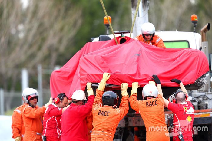 Kimi Raikkonen, Ferrari SF70H después del choque