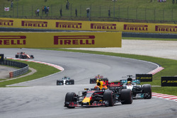 Max Verstappen, Red Bull Racing RB13 and Lewis Hamilton, Mercedes-Benz F1 W08