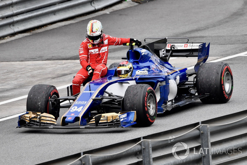 Pascal Wehrlein, Sauber C36 prend Sebastian Vettel, Ferrari en stop