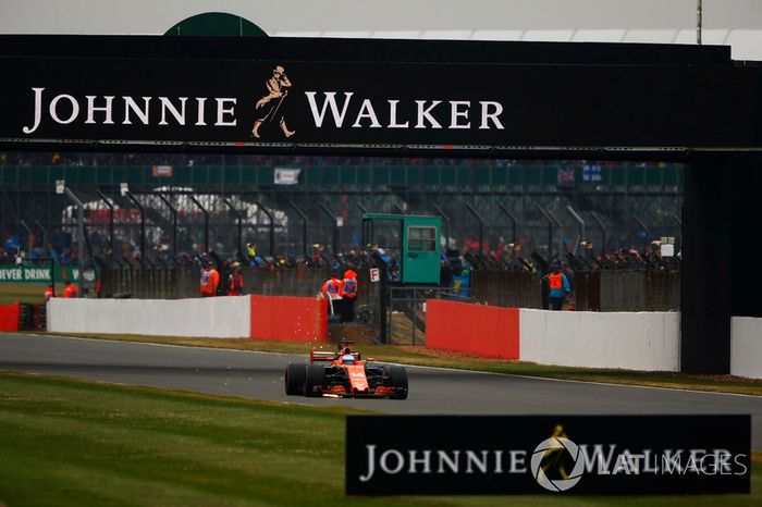 Fernando Alonso, McLaren MCL32, sacando chispas