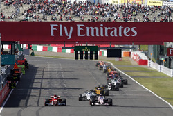 Romain Grosjean, Haas F1 Team VF-17 ed Esteban Ocon, Sahara Force India VJM10 lottano per la posizio